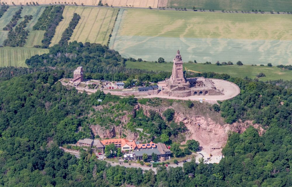 Luftaufnahme Kyffhäuserland - Geschichts- Denkmal Kyffhäuserdenkmals bei Steinthaleben in Kyffhäuserland im Bundesland Thüringen