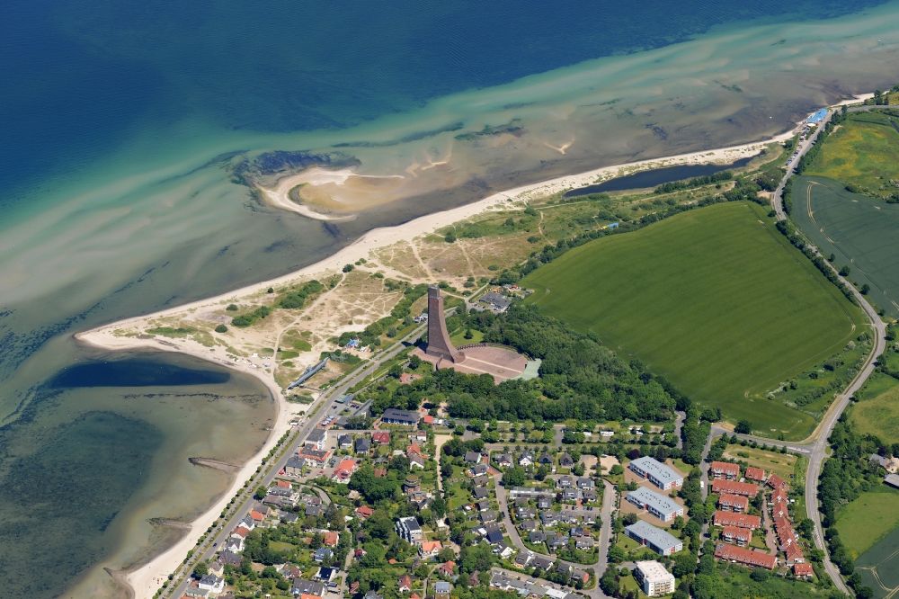 Laboe von oben - Geschichts- Denkmal Marine - Ehrenmal der Deutschen U-Boote am Strand in Laboe im Bundesland Schleswig-Holstein