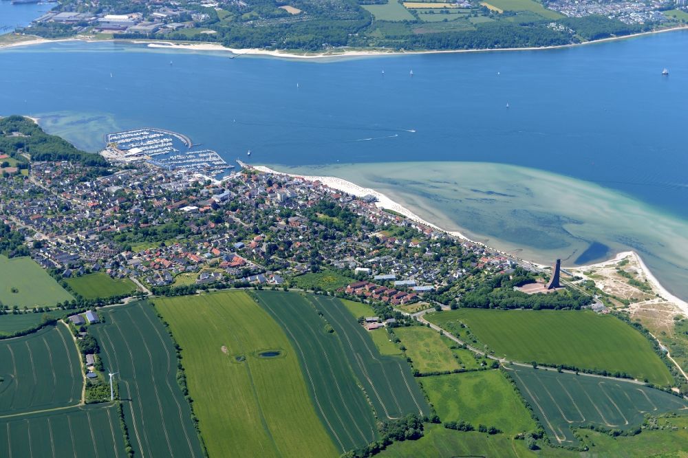 Luftaufnahme Laboe - Geschichts- Denkmal Marine - Ehrenmal der Deutschen U-Boote am Strand in Laboe im Bundesland Schleswig-Holstein