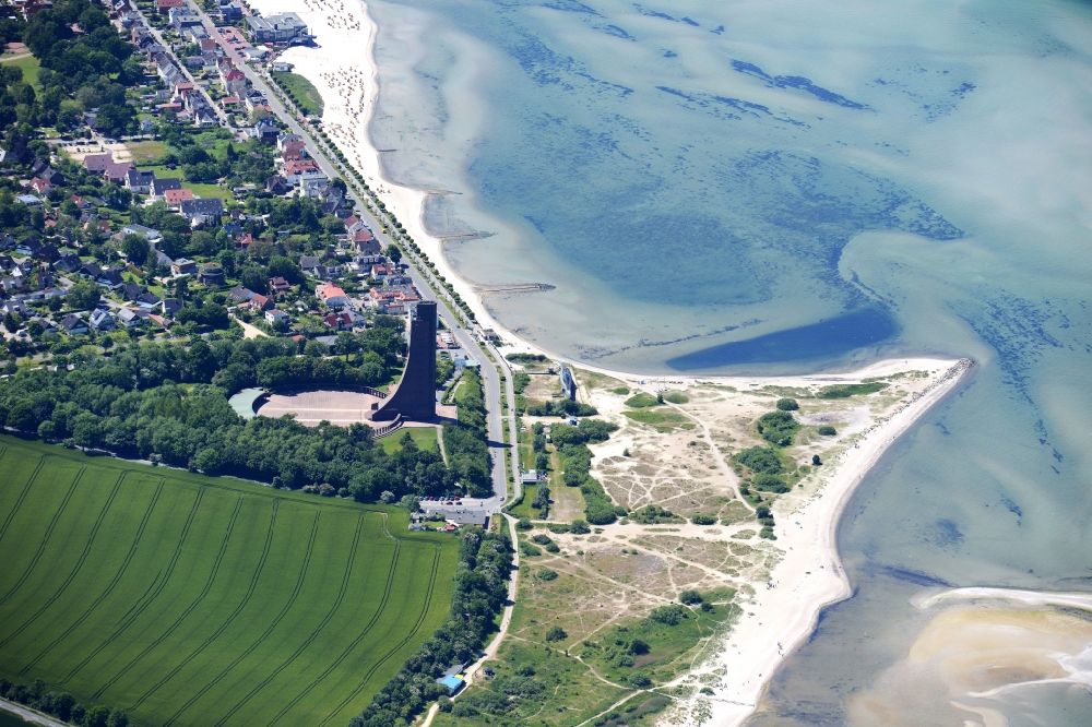 Luftaufnahme Laboe - Geschichts- Denkmal Marine - Ehrenmal der Deutschen U-Boote am Strand in Laboe im Bundesland Schleswig-Holstein