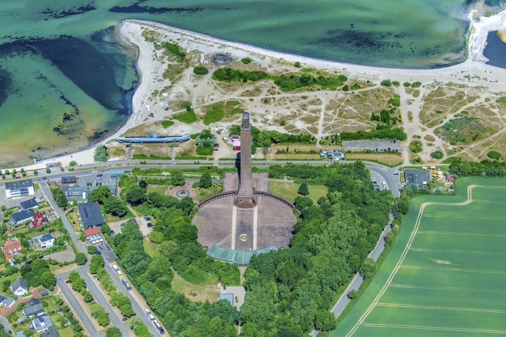 Luftbild Laboe - Geschichts- Denkmal Marine - Ehrenmal der Deutschen U-Boote am Strand in Laboe im Bundesland Schleswig-Holstein