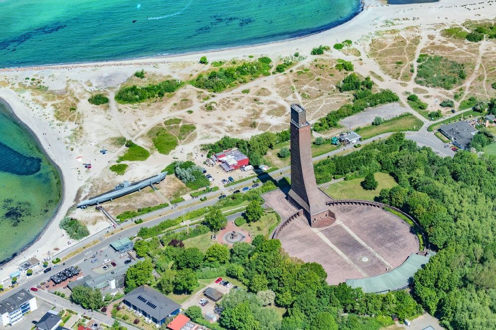 Laboe aus der Vogelperspektive: Geschichts- Denkmal Marine - Ehrenmal der Deutschen U-Boote am Strand in Laboe im Bundesland Schleswig-Holstein