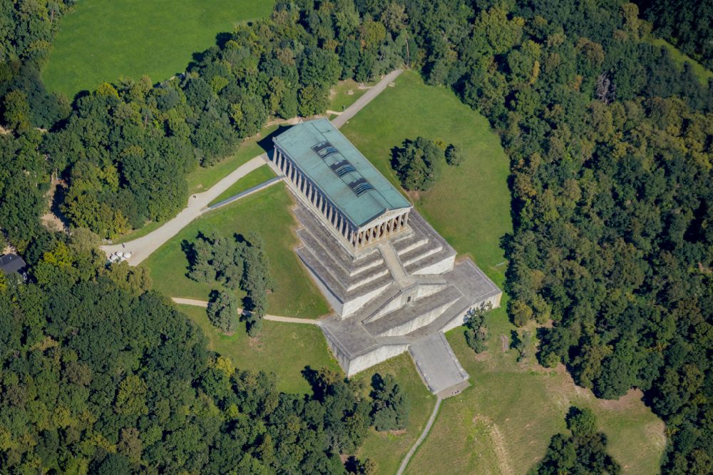 Luftbild Donaustauf - Geschichts- Denkmal Nationaldenkmal Walhalla in Donaustauf im Bundesland Bayern, Deutschland