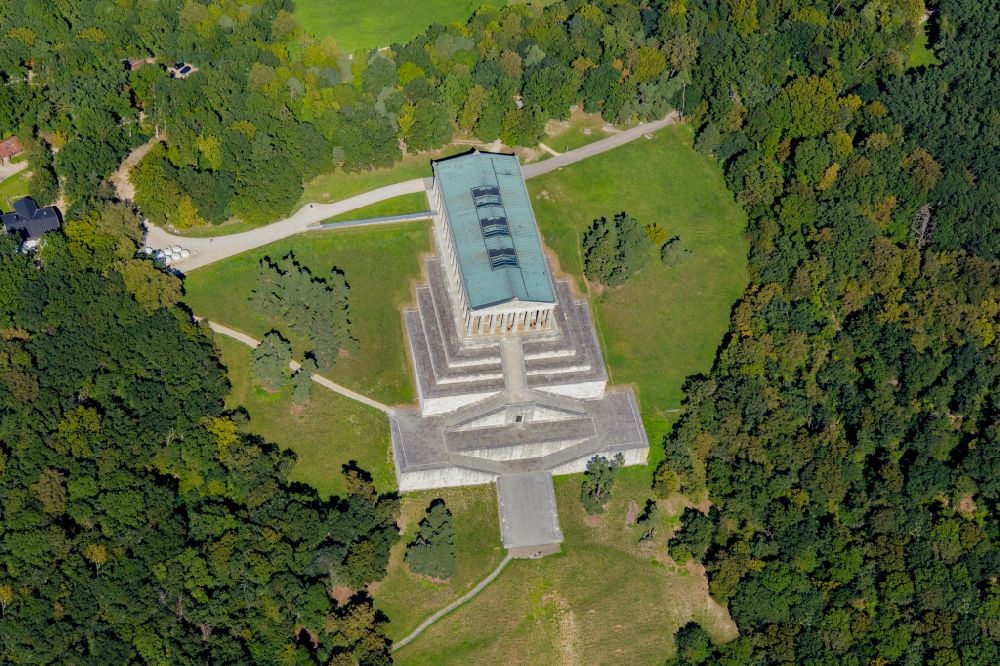 Luftaufnahme Donaustauf - Geschichts- Denkmal Nationaldenkmal Walhalla in Donaustauf im Bundesland Bayern, Deutschland