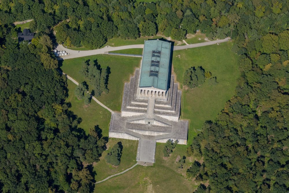 Donaustauf von oben - Geschichts- Denkmal Nationaldenkmal Walhalla in Donaustauf im Bundesland Bayern, Deutschland