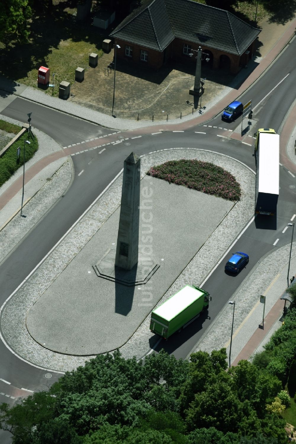 Kirchmöser West aus der Vogelperspektive: Geschichts- Denkmal Obelisk am Seegraben in Kirchmöser West im Bundesland Brandenburg