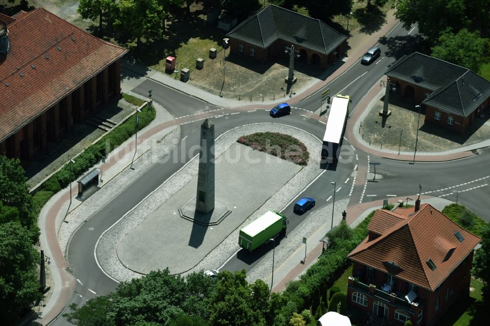 Luftaufnahme Kirchmöser West - Geschichts- Denkmal Obelisk am Seegraben in Kirchmöser West im Bundesland Brandenburg