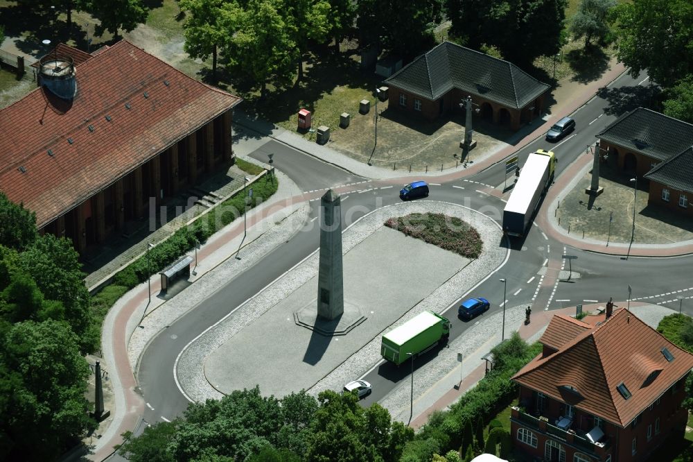 Kirchmöser West aus der Vogelperspektive: Geschichts- Denkmal Obelisk am Seegraben in Kirchmöser West im Bundesland Brandenburg