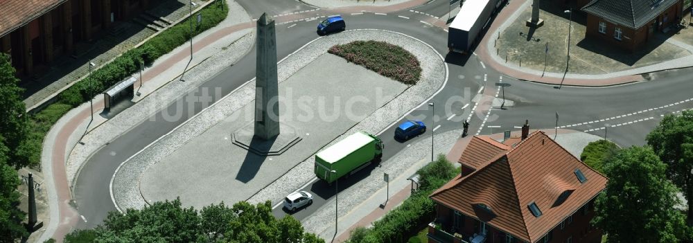 Luftaufnahme Kirchmöser West - Geschichts- Denkmal Obelisk am Seegraben in Kirchmöser West im Bundesland Brandenburg