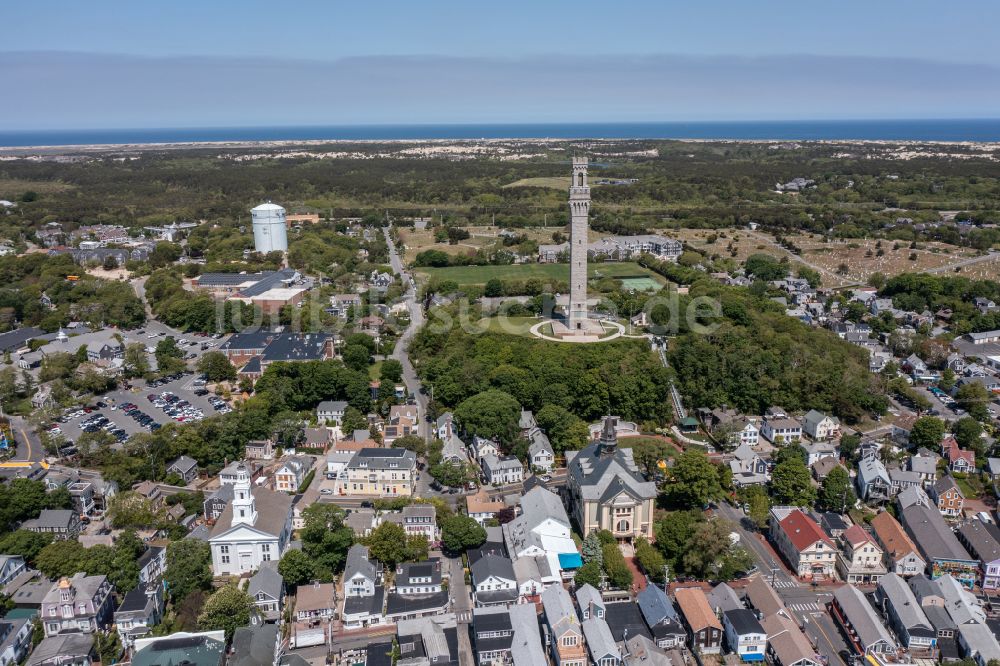 Luftaufnahme Provincetown - Geschichts- Denkmal Pilgrim Monument in Provincetown in Massachusetts, USA