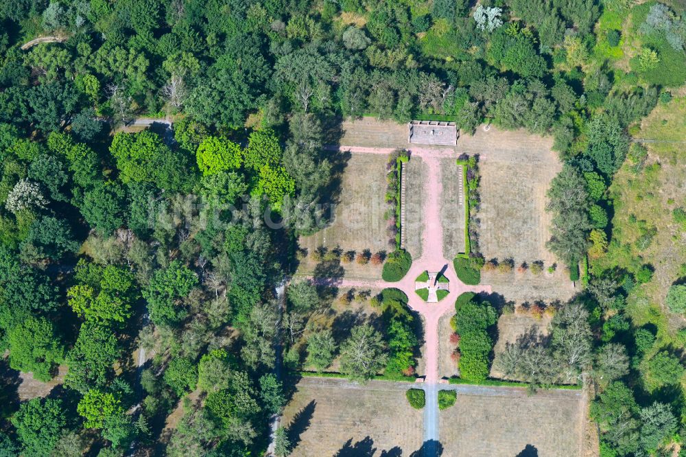 Berlin aus der Vogelperspektive: Geschichts- Denkmal Sowjetisches Ehrenmal Marzahn auf dem Parkfriedhof Marzahn in Berlin, Deutschland