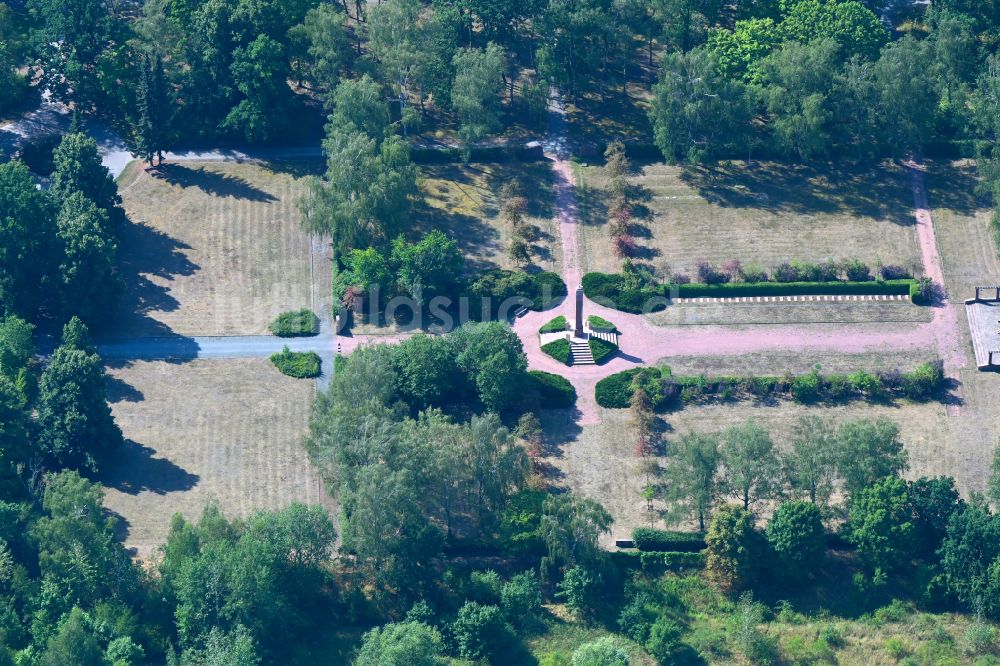 Luftaufnahme Berlin - Geschichts- Denkmal Sowjetisches Ehrenmal Marzahn auf dem Parkfriedhof Marzahn in Berlin, Deutschland