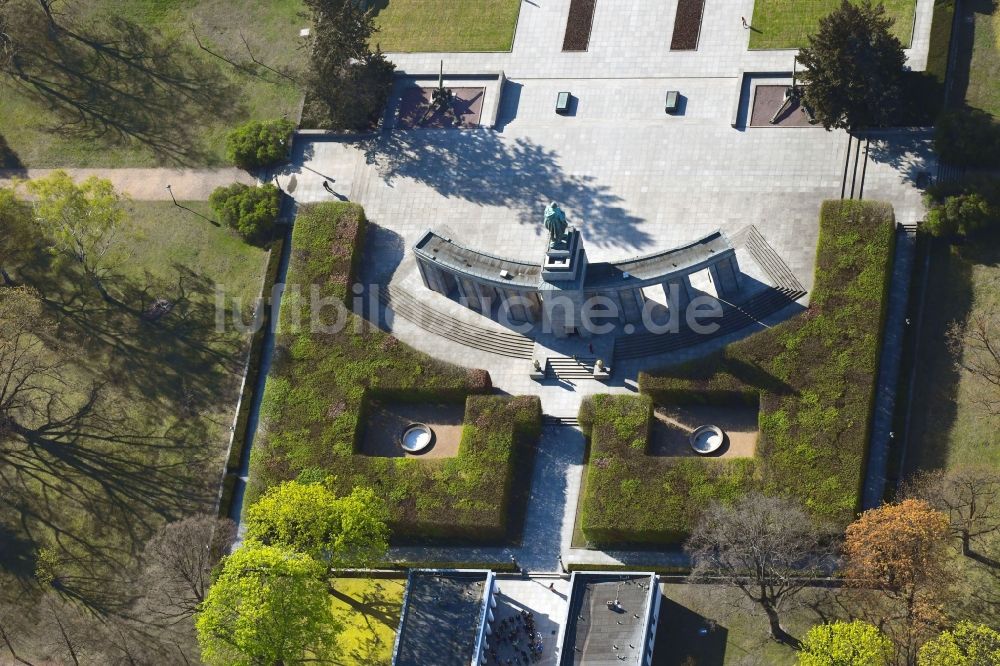 Berlin von oben - Geschichts- Denkmal Sowjetisches Ehrenmal im Ortsteil Tiergarten in Berlin, Deutschland