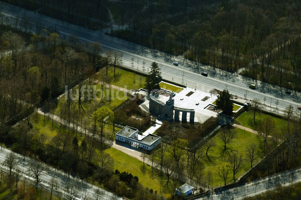 Luftaufnahme Berlin - Geschichts- Denkmal Sowjetisches Ehrenmal im Ortsteil Tiergarten in Berlin, Deutschland