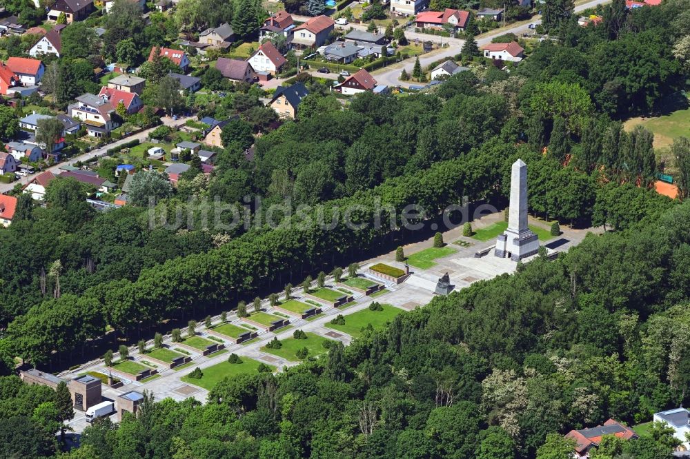 Berlin von oben - Geschichts- Denkmal Sowjetisches Ehrenmal im Ortsteil Wilhelmsruh in Berlin, Deutschland