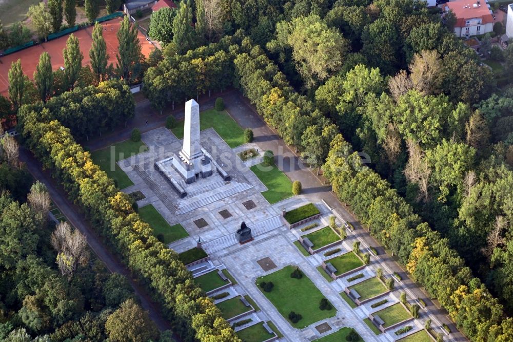 Berlin aus der Vogelperspektive: Geschichts- Denkmal Sowjetisches Ehrenmal im Ortsteil Wilhelmsruh in Berlin, Deutschland