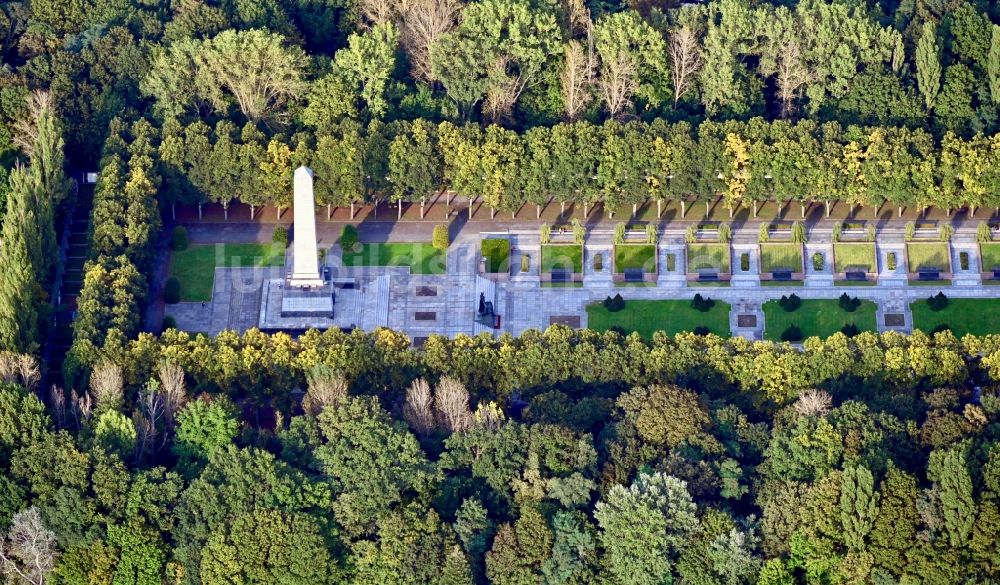Luftbild Berlin - Geschichts- Denkmal Sowjetisches Ehrenmal im Ortsteil Wilhelmsruh in Berlin, Deutschland