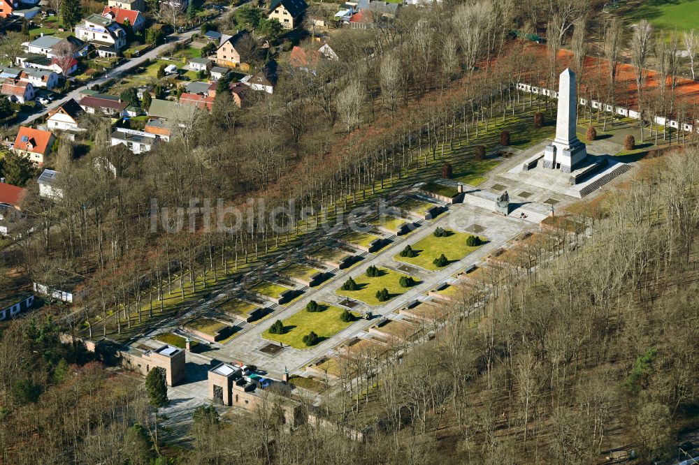 Luftaufnahme Berlin - Geschichts- Denkmal Sowjetisches Ehrenmal im Ortsteil Wilhelmsruh in Berlin, Deutschland