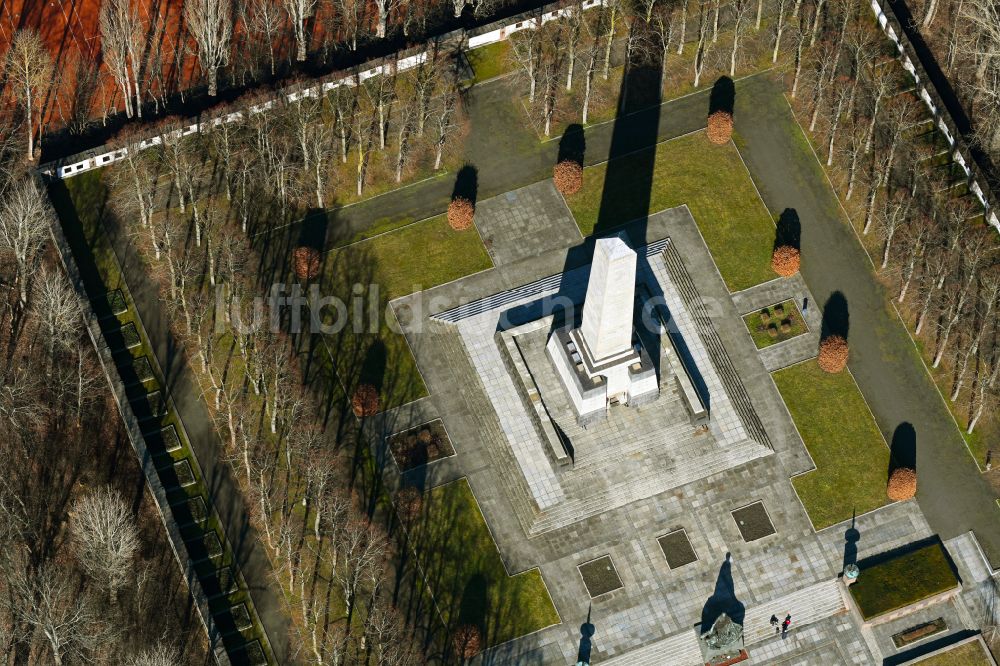 Berlin aus der Vogelperspektive: Geschichts- Denkmal Sowjetisches Ehrenmal im Ortsteil Wilhelmsruh in Berlin, Deutschland