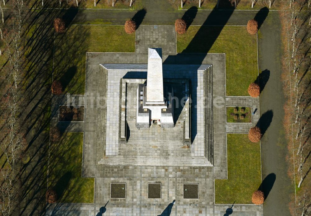 Berlin von oben - Geschichts- Denkmal Sowjetisches Ehrenmal im Ortsteil Wilhelmsruh in Berlin, Deutschland