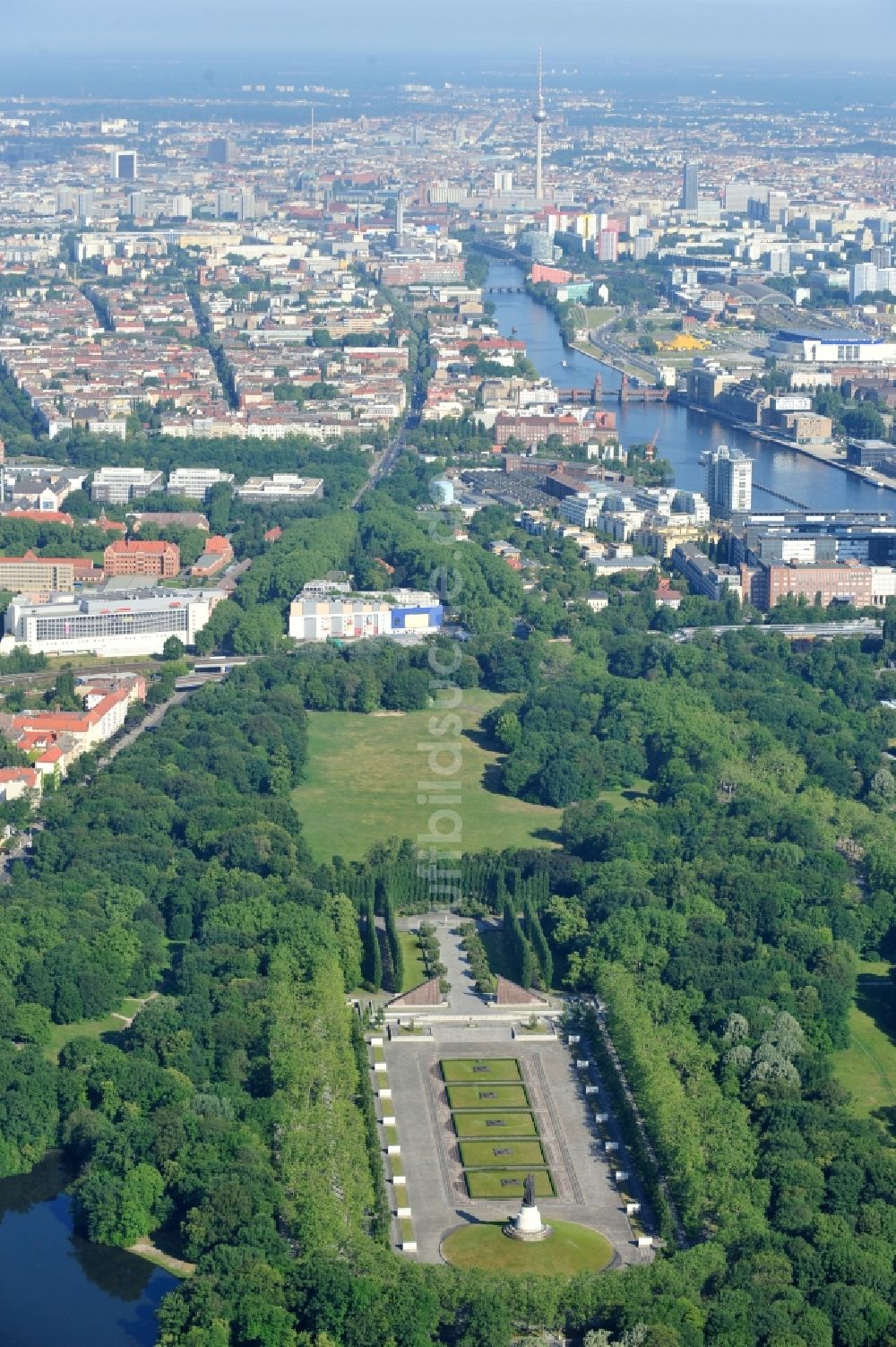 Luftaufnahme Berlin - Geschichts- Denkmal Sowjetisches Ehrenmal Treptow in Berlin, Deutschland