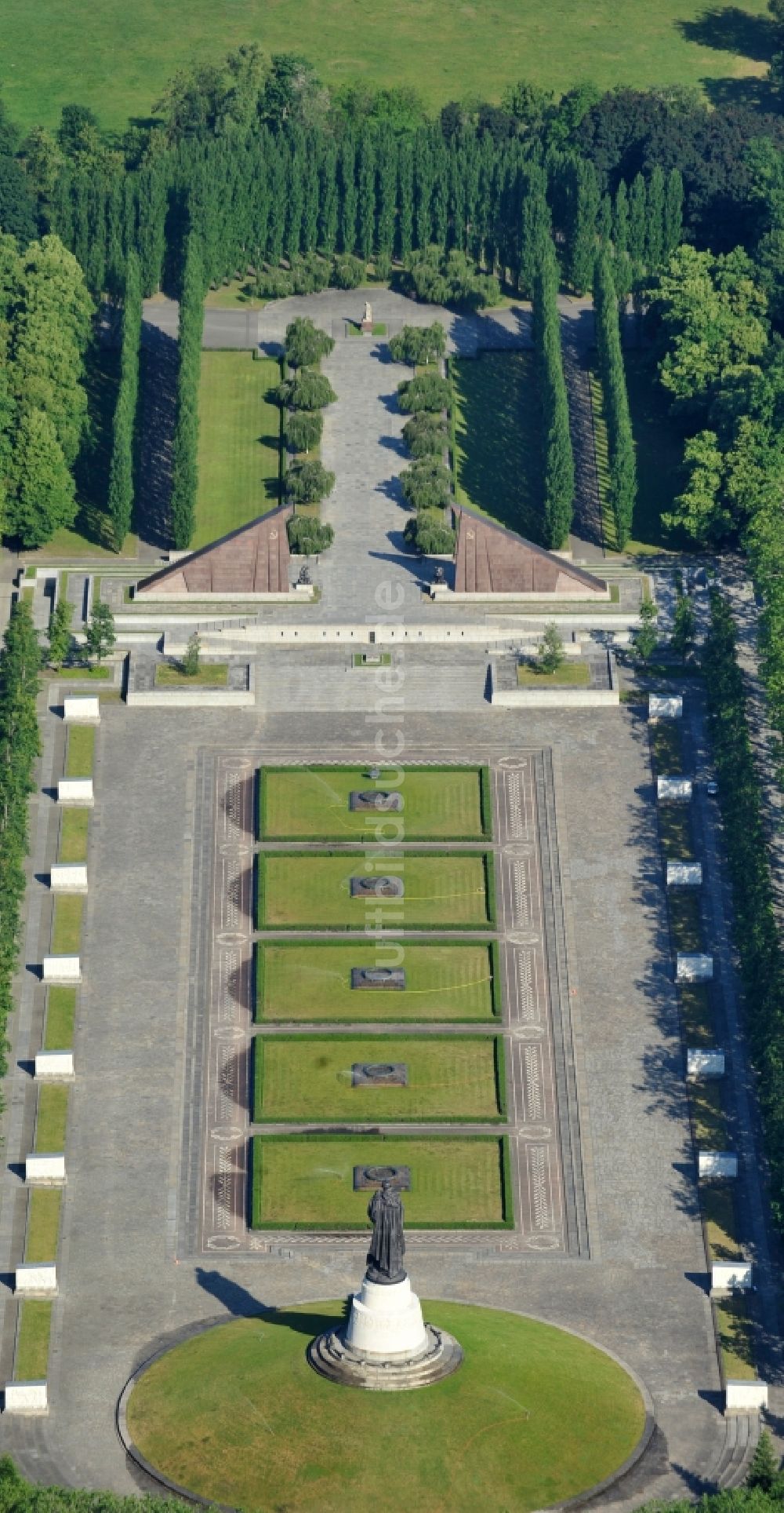 Luftbild Berlin - Geschichts- Denkmal Sowjetisches Ehrenmal Treptow in Berlin, Deutschland