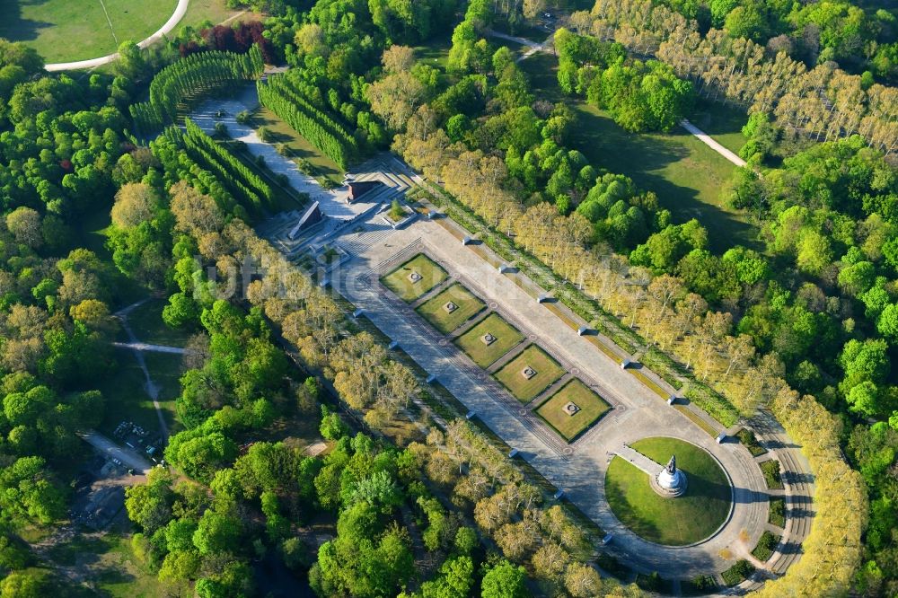 Luftaufnahme Berlin - Geschichts- Denkmal Sowjetisches Ehrenmal Treptow in Berlin, Deutschland