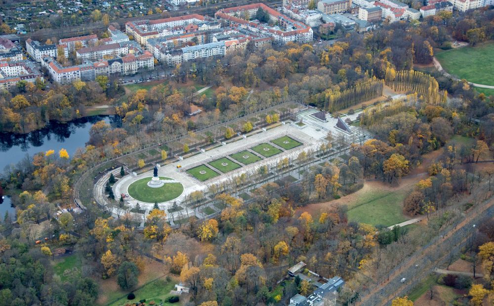 Berlin von oben - Geschichts- Denkmal Sowjetisches Ehrenmal Treptow in Berlin, Deutschland