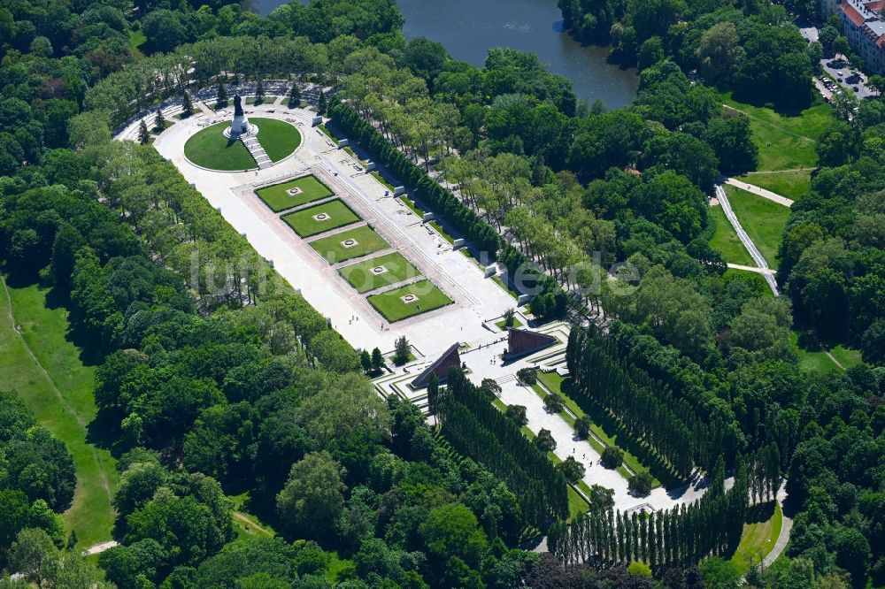 Berlin aus der Vogelperspektive: Geschichts- Denkmal Sowjetisches Ehrenmal Treptow in Berlin, Deutschland