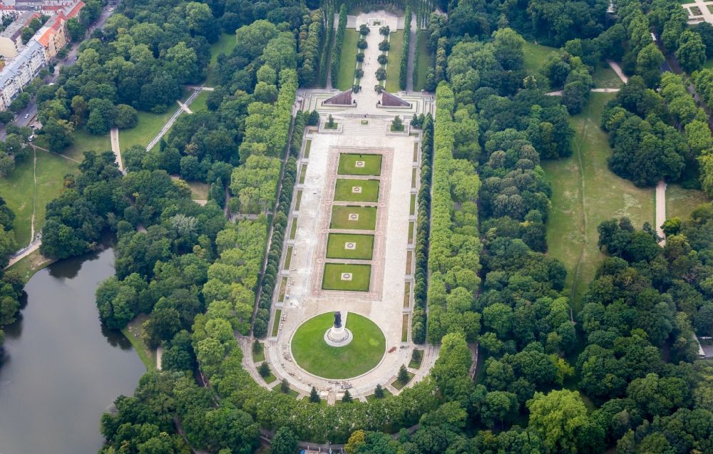 Berlin von oben - Geschichts- Denkmal Sowjetisches Ehrenmal Treptow in Berlin, Deutschland