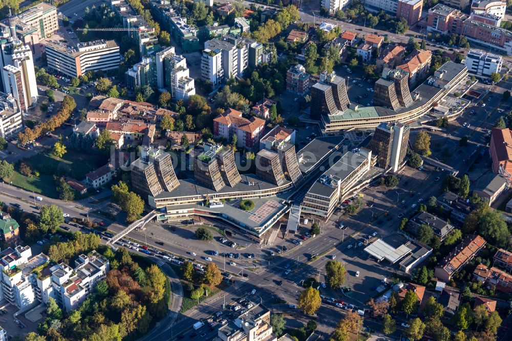 Luftaufnahme Modena - Geschwungene Gebäudefronten der Einkaufzentren in Modena in Emilia-Romagna, Italien