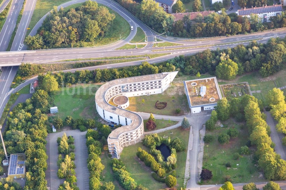 Luftaufnahme Speyer - Geschwungener Gebäudekomplex des Pädagogischen Landesinstitut Rheinland-Pfalz in Speyer im Bundesland Rheinland-Pfalz, Deutschland