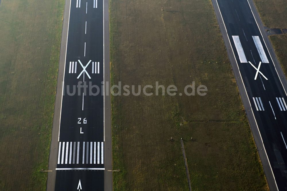 Luftaufnahme Berlin - Gesperrte Startbahn auf dem Gelände des ehemaligen Flughafen im Ortsteil Tegel in Berlin, Deutschland