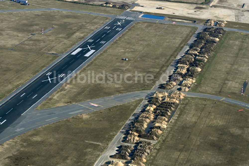 Luftaufnahme Berlin - Gesperrte Startbahn auf dem Gelände des ehemaligen Flughafen im Ortsteil Tegel in Berlin, Deutschland