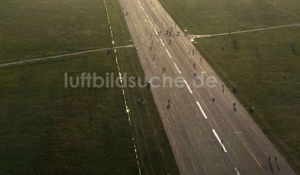 Berlin von oben - Gesperrte Startbahn auf dem Gelände des ehemaligen Flughafen Tempelhof in Berlin, Deutschland
