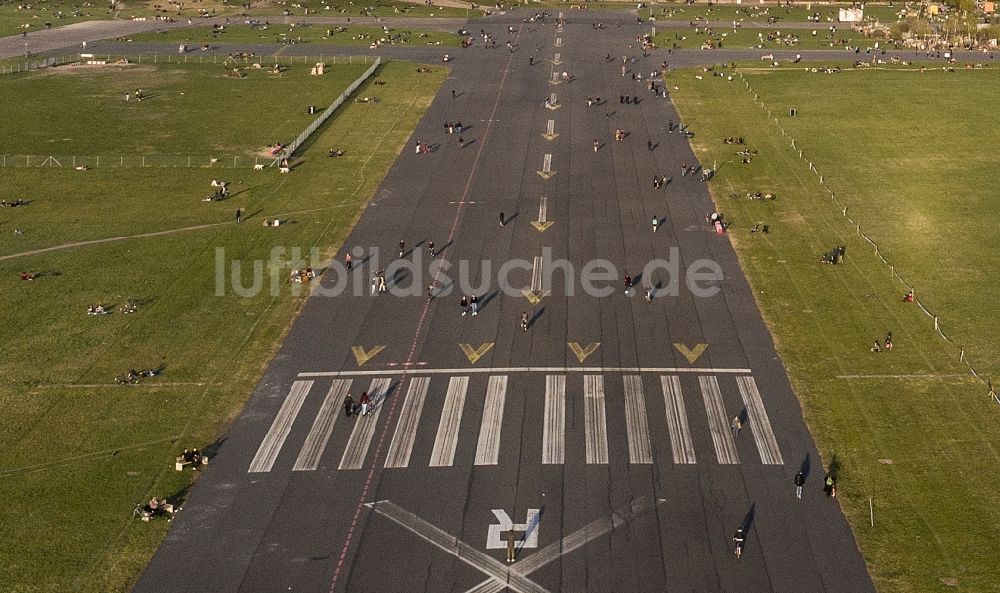 Berlin aus der Vogelperspektive: Gesperrte Startbahn auf dem Gelände des ehemaligen Flughafen Tempelhof in Berlin, Deutschland