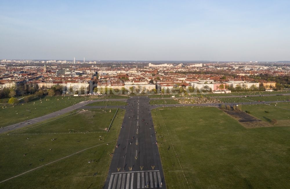 Luftbild Berlin - Gesperrte Startbahn auf dem Gelände des ehemaligen Flughafen Tempelhof in Berlin, Deutschland
