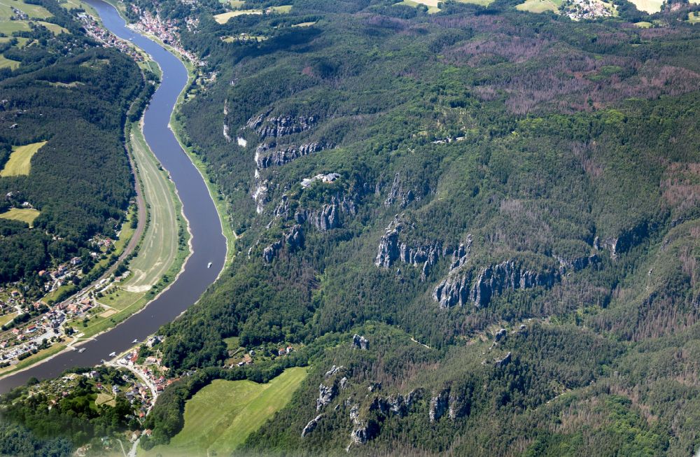 Rathen von oben - Gesteinsformation Bastei im Elbsandsteingebirge in Rathen im Bundesland Sachsen, Deutschland