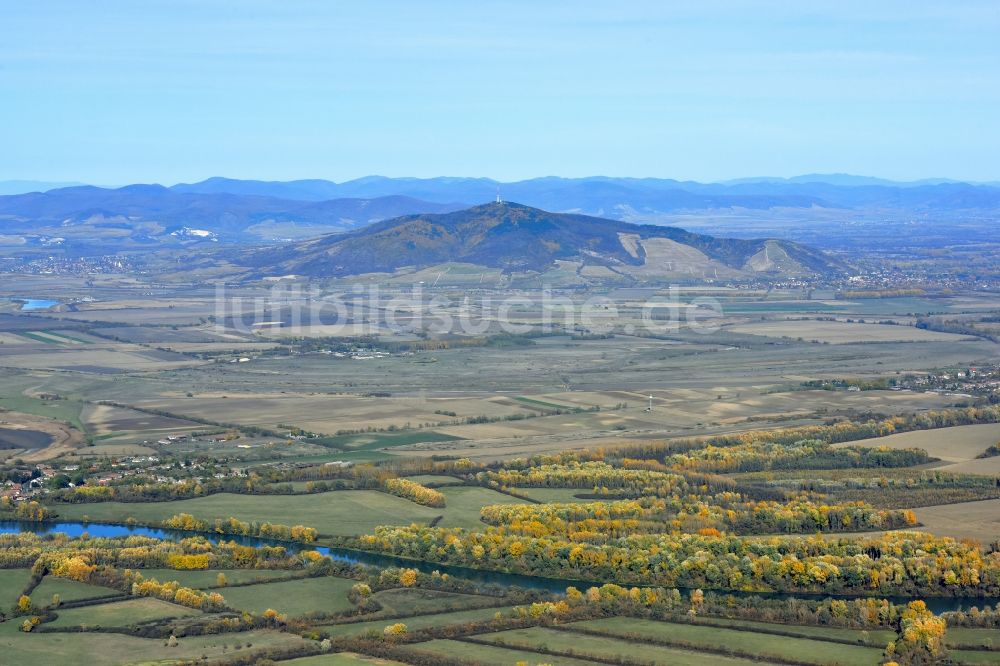 Tokaj von oben - Gesteinsformation des Berges Kopasz-hegy in Tokaj in Borsod-Abauj-Zemplen, Ungarn