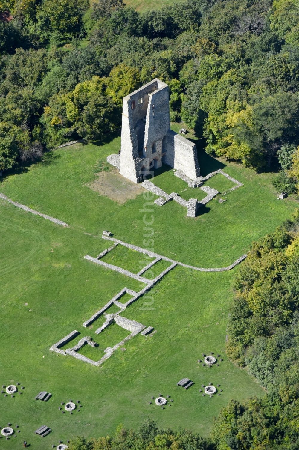 Luftaufnahme Dörgicse - Gesteinsformation - Denkmal Ruinen der Kirche Unserer Lieben Frau in Dörgicse in Wesprim, Ungarn