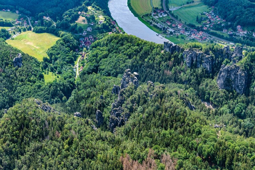 Rathen aus der Vogelperspektive: Gesteinsformation Ferdinandstein am Basteiweg in Lohmen an der Elbe im Bundesland Sachsen, Deutschland