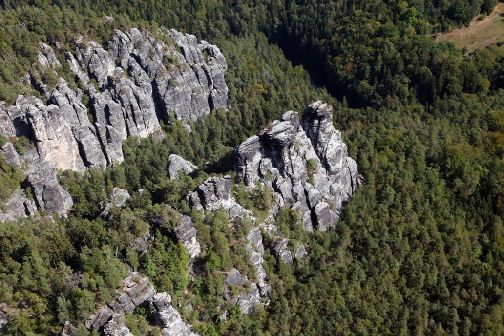 Luftaufnahme Lohmen - Gesteinsformation Ferdinandstein am Basteiweg in Lohmen im Bundesland Sachsen, Deutschland