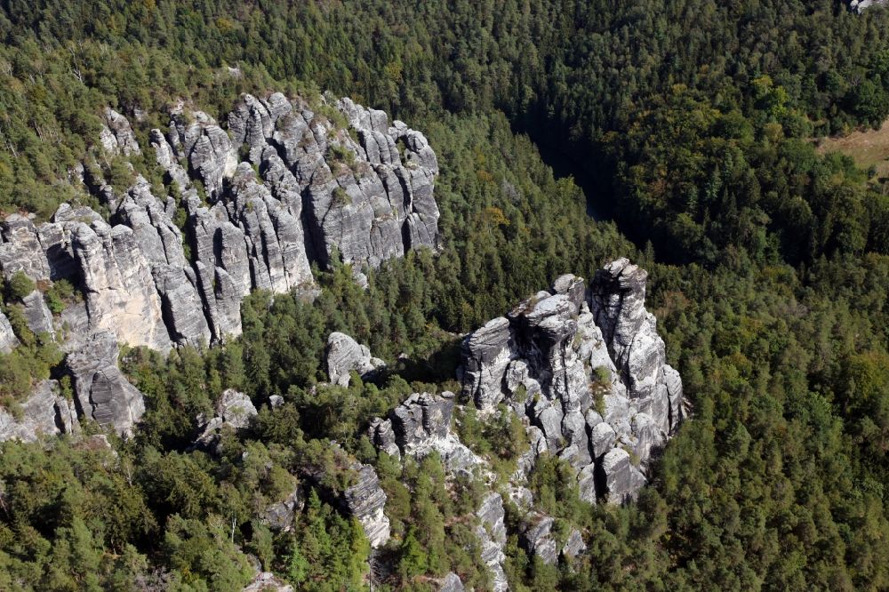 Luftaufnahme Lohmen - Gesteinsformation Ferdinandstein am Basteiweg in Lohmen im Bundesland Sachsen, Deutschland