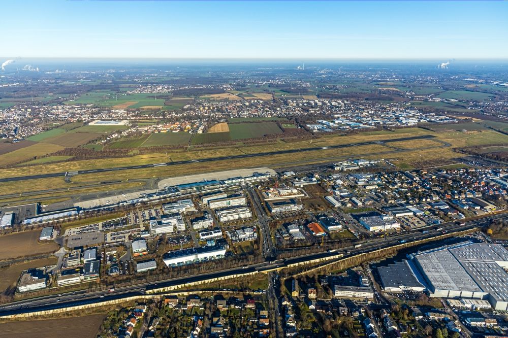 Luftaufnahme Holzwickede - Gewerbegebiet mit Blick auf den Flughafen im Ortsteil Brackel in Holzwickede im Bundesland Nordrhein-Westfalen, Deutschland