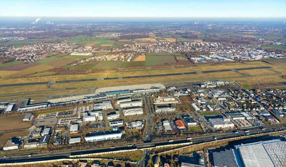 Holzwickede von oben - Gewerbegebiet mit Blick auf den Flughafen im Ortsteil Brackel in Holzwickede im Bundesland Nordrhein-Westfalen, Deutschland