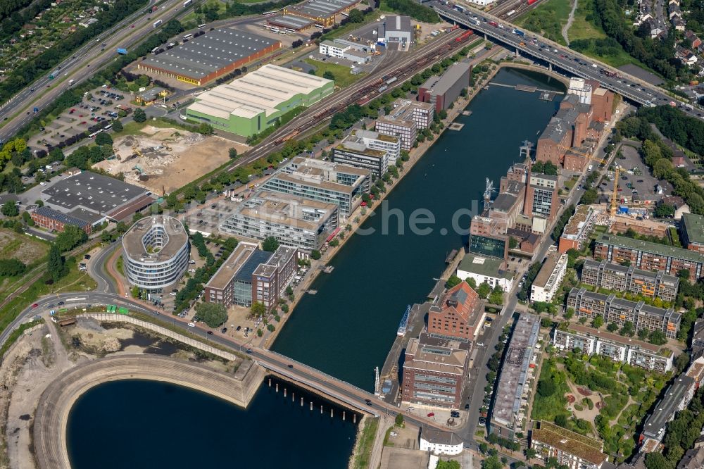 Luftaufnahme Duisburg - Gewerbegebiet mit Blick auf die Geschäftsgebäude am Ufer des Innenhafen in Duisburg im Bundesland Nordrhein-Westfalen, Deutschland