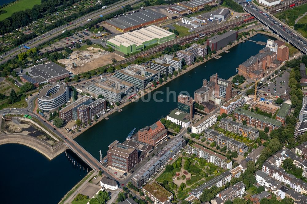 Duisburg von oben - Gewerbegebiet mit Blick auf die Geschäftsgebäude am Ufer des Innenhafen in Duisburg im Bundesland Nordrhein-Westfalen, Deutschland