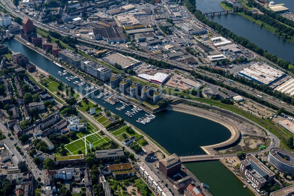 Luftbild Duisburg - Gewerbegebiet mit Blick auf die Geschäftsgebäude am Ufer des Innenhafen in Duisburg im Bundesland Nordrhein-Westfalen, Deutschland