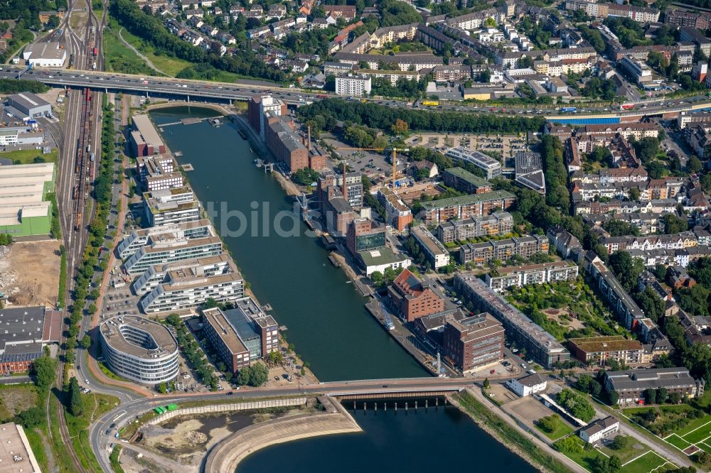 Luftaufnahme Duisburg - Gewerbegebiet mit Blick auf die Geschäftsgebäude am Ufer des Innenhafen in Duisburg im Bundesland Nordrhein-Westfalen, Deutschland