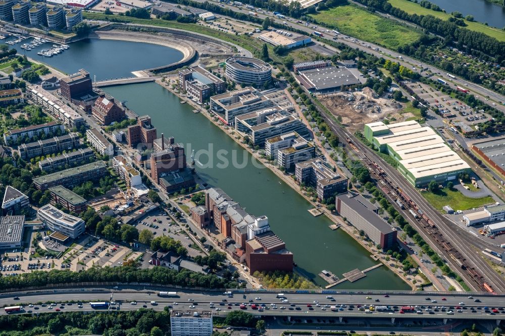Luftbild Duisburg - Gewerbegebiet mit Blick auf die Geschäftsgebäude am Ufer des Innenhafen in Duisburg im Bundesland Nordrhein-Westfalen, Deutschland